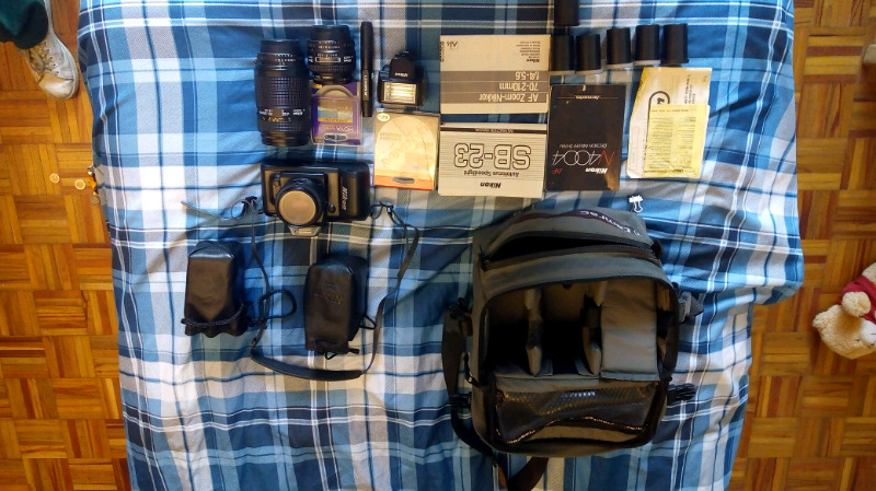 Kit de cámara Nikon con múltiples accesorios.