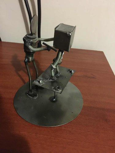 Figura De Metal Robot Porta Pluma Decoración Artesanal