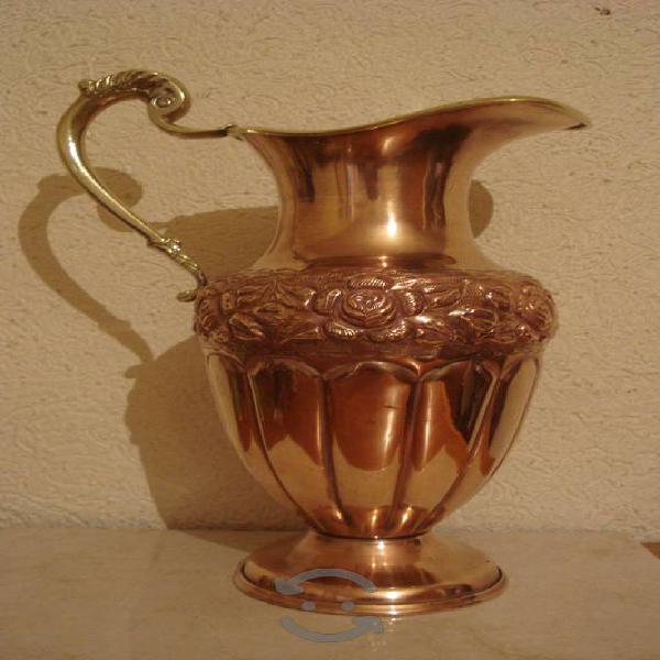 jarra antigua de latón y bronce rosas en relieve