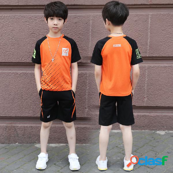Camiseta de manga corta con mangas deportivas para niños.