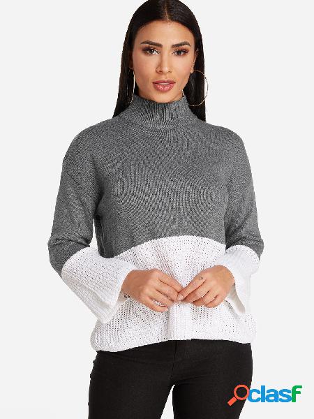 Suéter de costura de color gris con cuello alto y mangas de