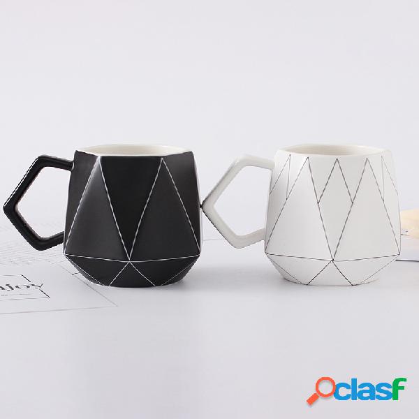 Taza de café de cerámica del polígono creativo simple
