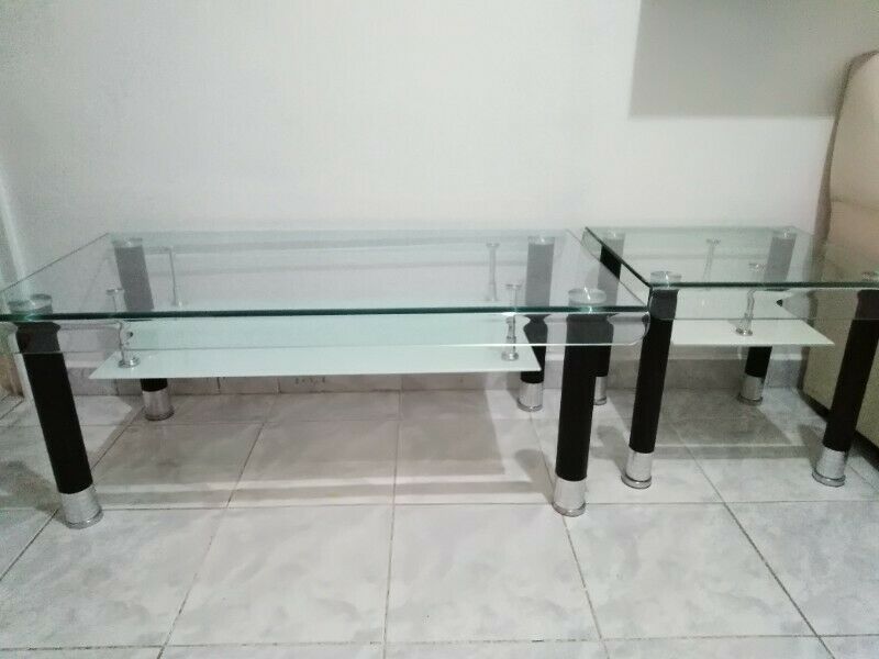 1 mesa de centro y 1 mesita tipo buro de vidrio templado las