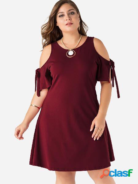 Blusa con hombros descubiertos borgoña en el vestido mangas