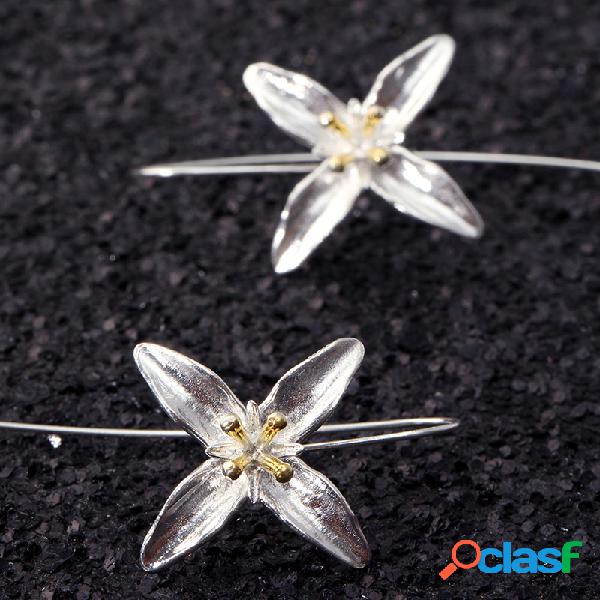 Pendientes elegantes con borla de flor de cuatro hojas de