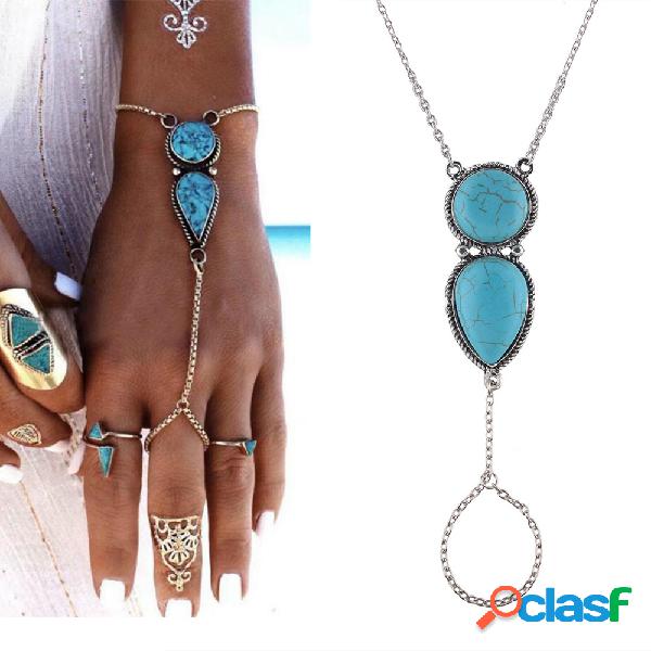 Pulsera de cadena bohemia con gota de agua en el dedo