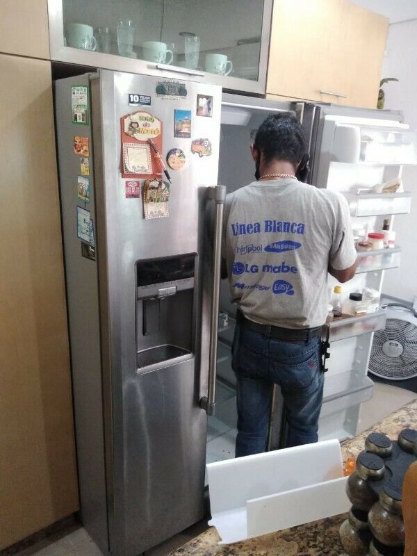 Técnico en Reparación de Refrigeradores y Frigobares.