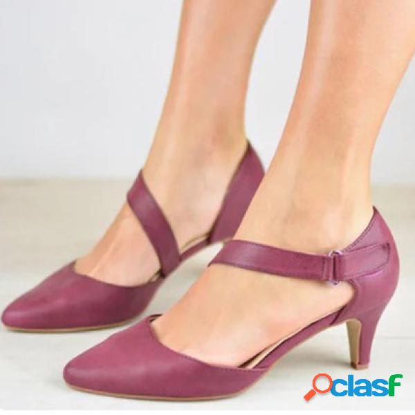 Tacones bajos de punta estrecha de color sólido retro