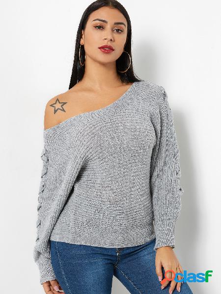 Suéter gris con un solo hombro y diseño con cordones