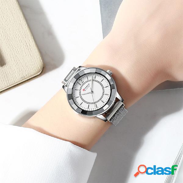 Reloj de cuarzo con incrustaciones de diamantes de