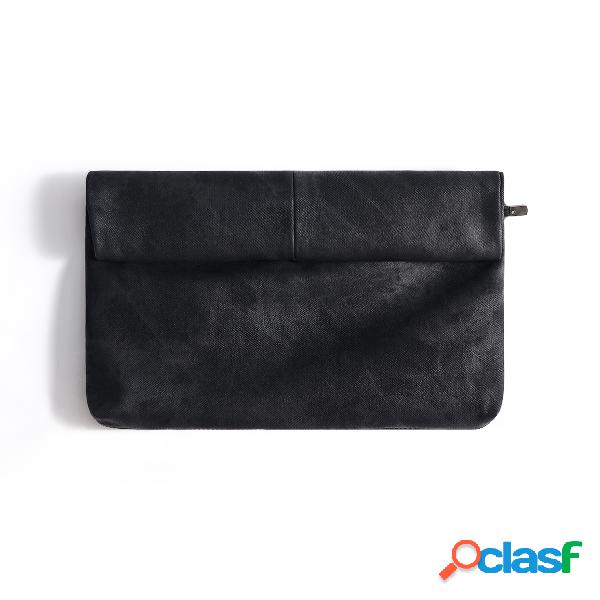 Bolso clutch de color liso con apariencia de cuero negro