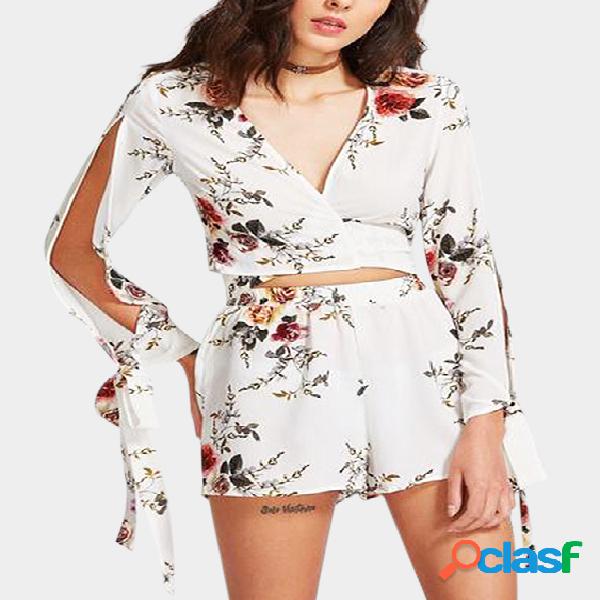 Camiseta con estampado de flores y escote en v