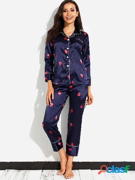 Conjunto de pijamas de raso con estampado de fresa en