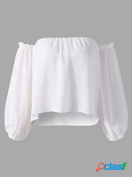 Detalles plisados blancos de la blusa de manga larga de