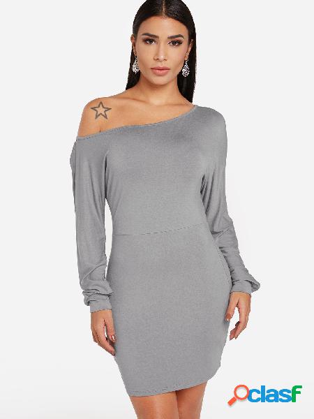 Mini vestido gris de mangas largas de un hombro