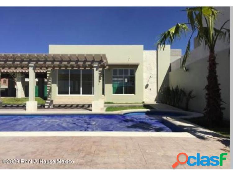 QH5 597 Casa Estilo Californiano, con Cuarto de Servicio