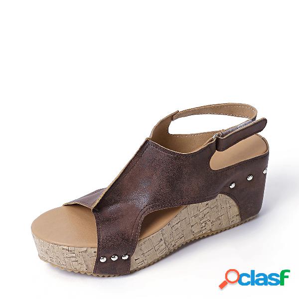 Sandalias de cuña con diseño de remache marrón peep toe