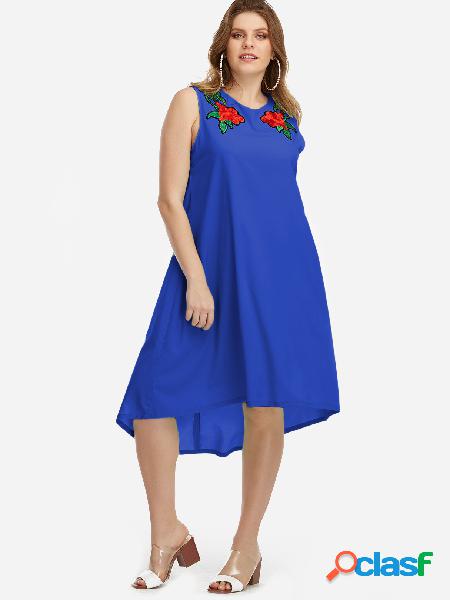 Vestido con dobladillo alto y bajo bordado floral azul