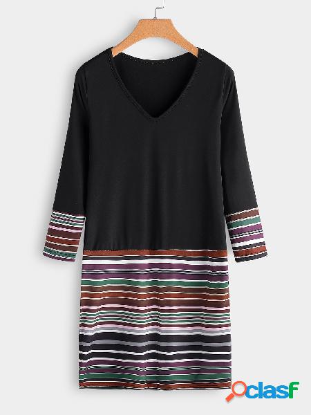 Vestido de manga larga con cuello en V y detalles en rayas