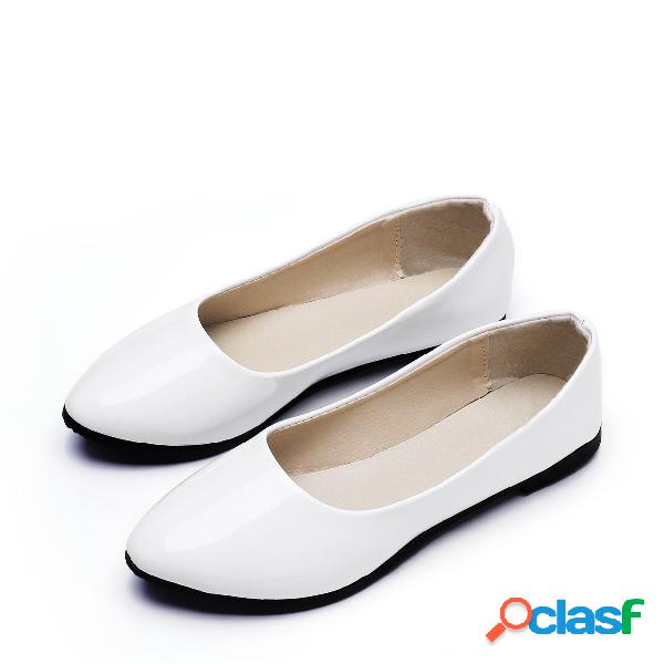 Zapatos planos de punta blanca de moda de color blanco