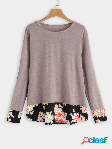 Blusa oscura, estampado floral al azar, cuello redondo,