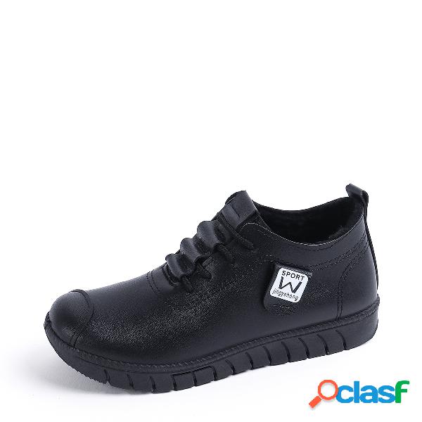 Slip-on pisos con cordones decorados con cordones negros
