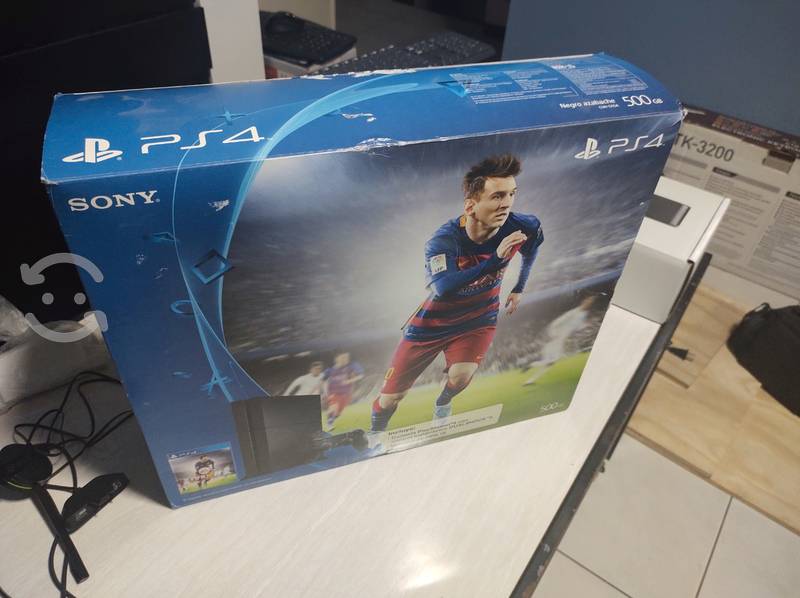 PS4 en caja con 2 controles y FIFA