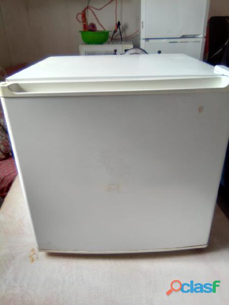 Mini refrigerador seminuevo Sanyo SR 1730W