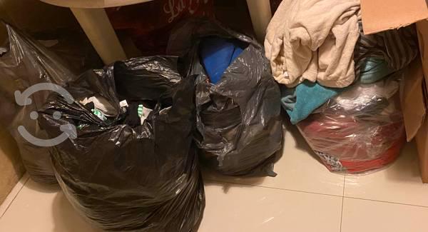 7 bolsas con ropa / la mayoría es de mujer