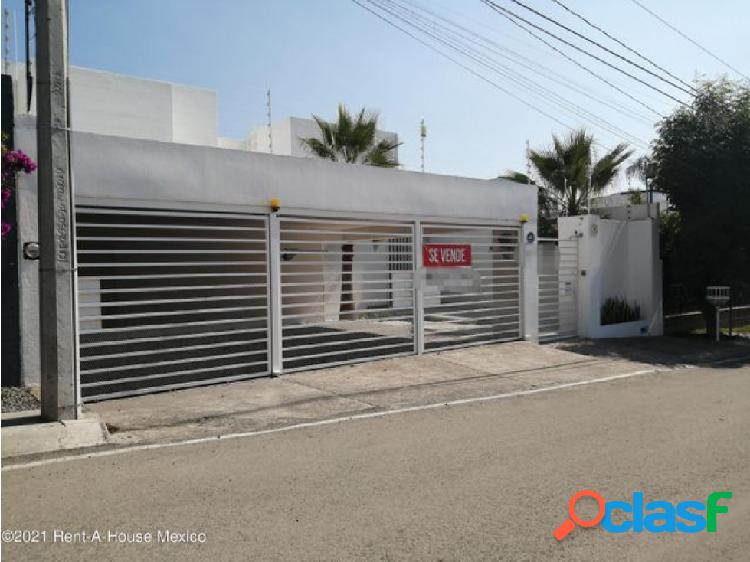 VENTA, casa con jardín privado - En Juriquilla