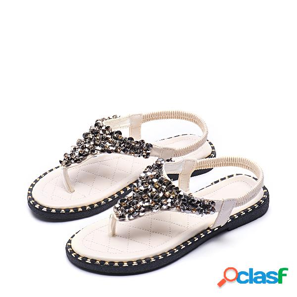 Sandalias planas adornadas con joyas blancas