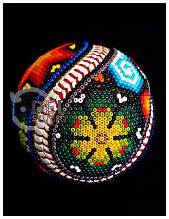 Pelotas de beisbol decoradas con arte huichol