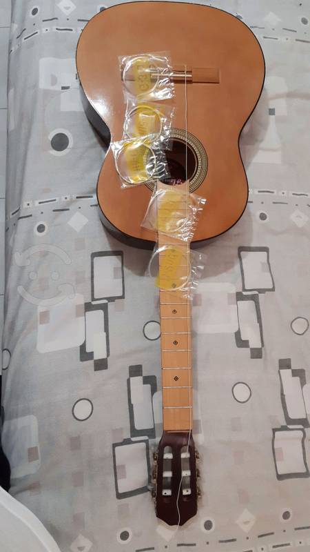 Vendo guitarra marca flamenca cuerdas nuevas $ 500