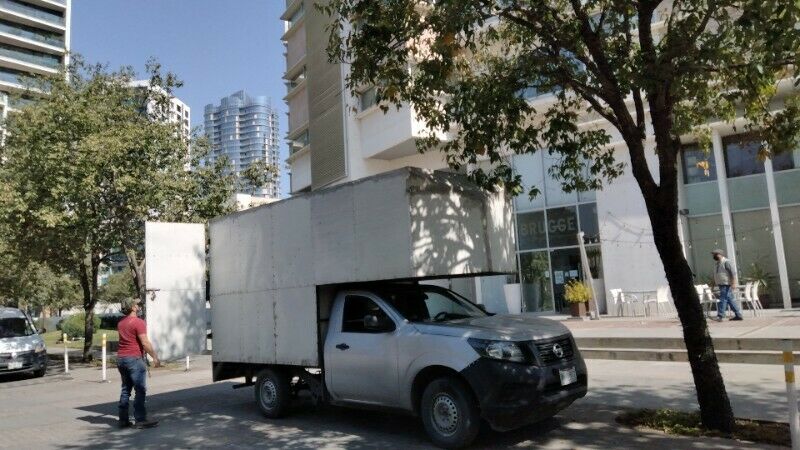 Fletes y mudanzas en camioneta Nissan caja cerrada Monterrey
