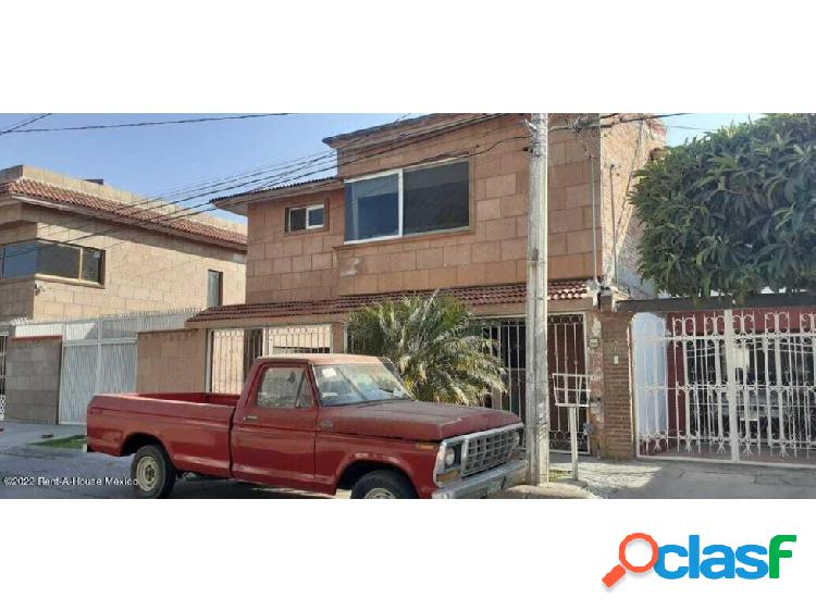 Casa en Querétaro, Amplia con 5 Cocheras RH8