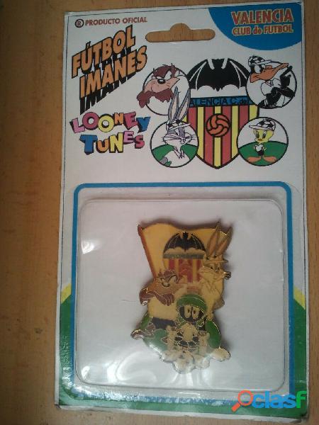 Raro y antiguo iman de futbol del Valencia C. de F. en su
