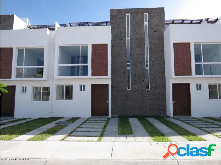 Casa en venta de 3 recámaras en Santa Fe JCG 22-2989