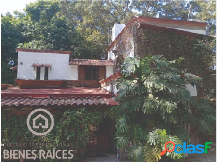 Venta de casa en exclusiva privada en Tepoztlán, en medio