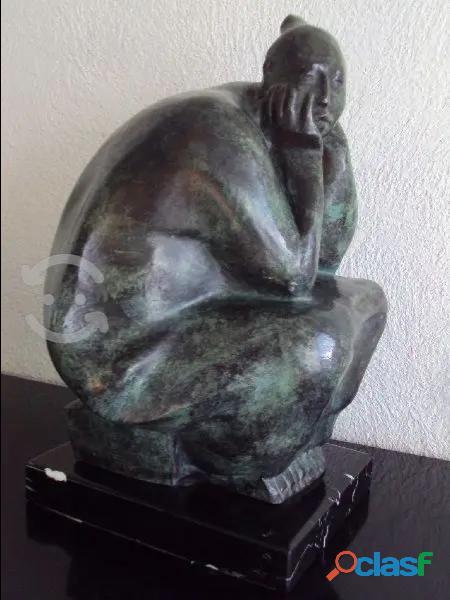 Escultura Mujer Sentada, Zuñiga