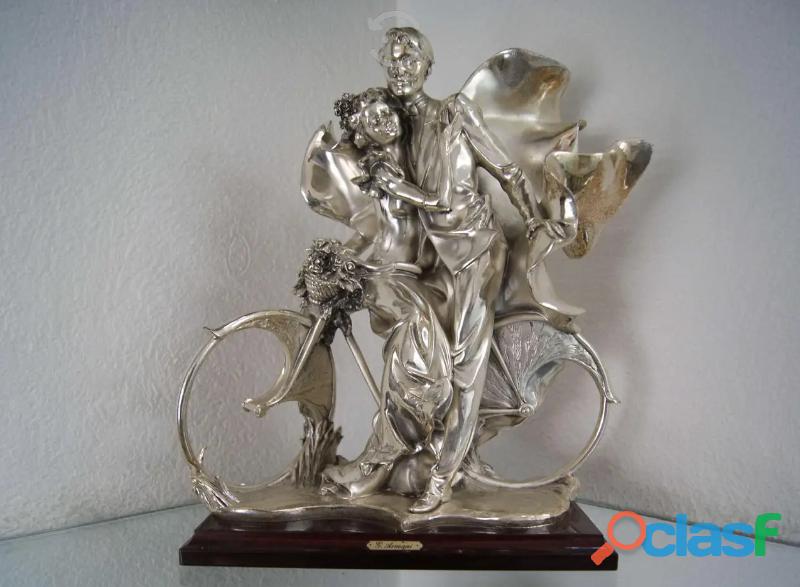 Escultura "Novios en Bicicleta" de G. Armani.