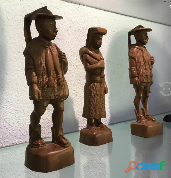 Figuras indígenas chiapanecos talladas en madera.