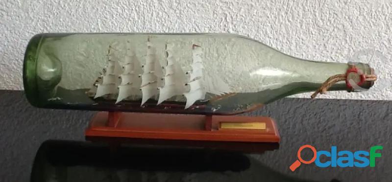 Hermoso barco dentro de una botella de vidrio
