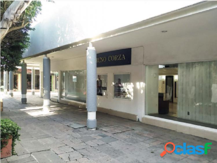 Local de 200m con doble esquina ubicado en Plaza con