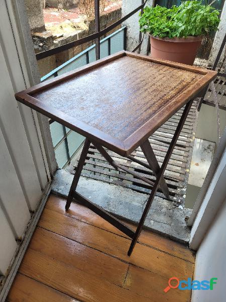 mesa de madera marrón
